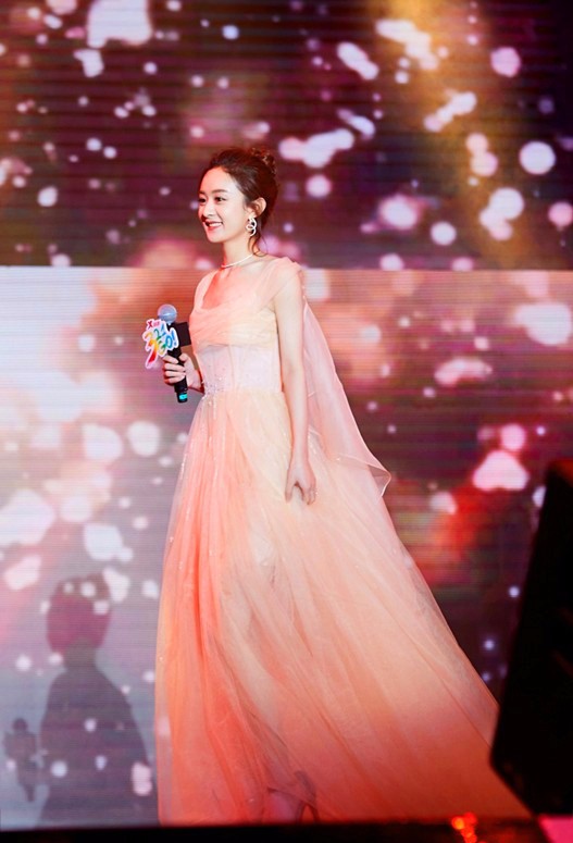 赵丽颖性感白纱公主裙迷人写真,颖宝小仙女,隐约展现白皙大长腿