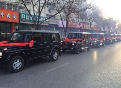 土豪老板的掌上明珠嫁人，成队奔驰G级出行，酒店经理都看懵了