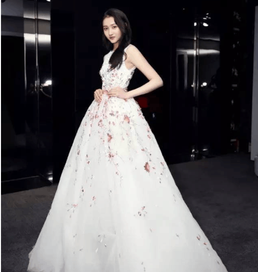 迪丽热巴与关晓彤比拼婚纱照,鹿晗真的就没有选错吗?