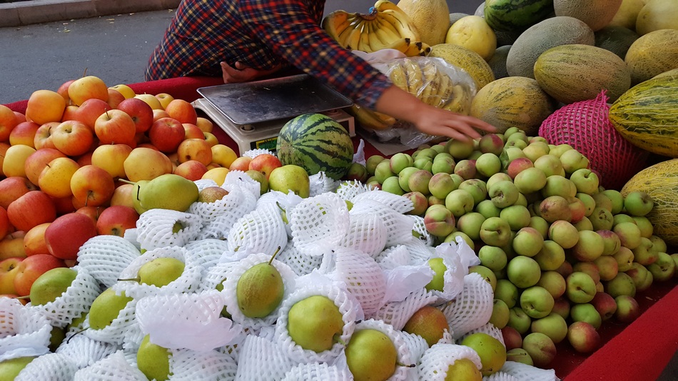 新疆哈密诱人的水果摊:哈密瓜3.5元一公斤本地