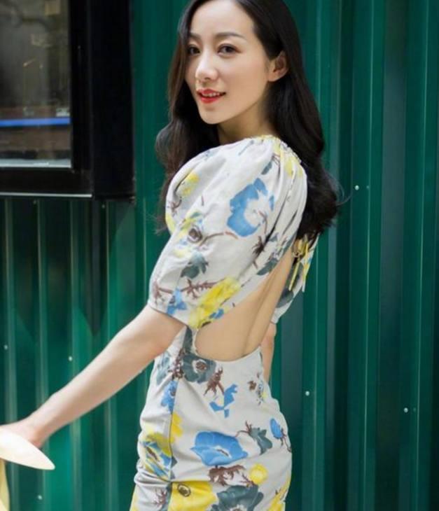 韩雪微博晒美照,身上穿的裙子却惊艳了网友!网友:简直是美哭了