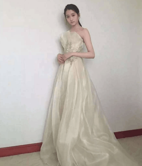 关晓彤穿婚纱_关晓彤穿婚纱照(3)