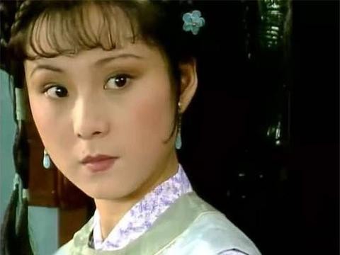 她凭《红楼梦》走红，被丈夫宠坏，今坐豪车，去银行取钱都不会！