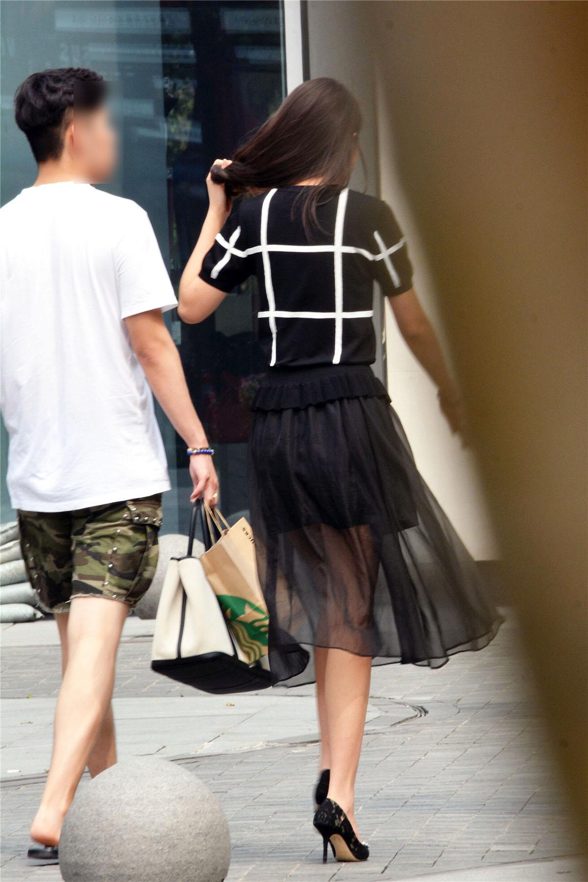 街拍:尖头细高跟镂空鞋,纱裙下的摇曳身姿肉隐