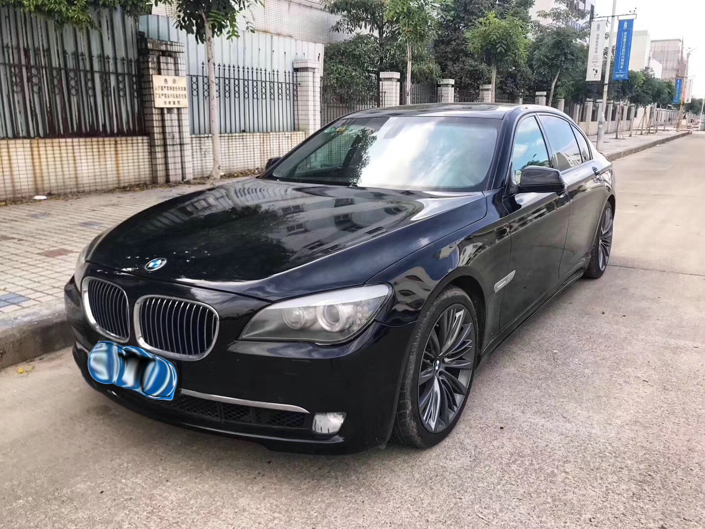 十几万买台了宝马750,还嫌弃年份太久