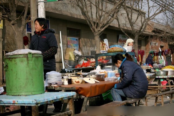 农村集市上的早点摊,看上去很是简陋,让人感觉很心酸