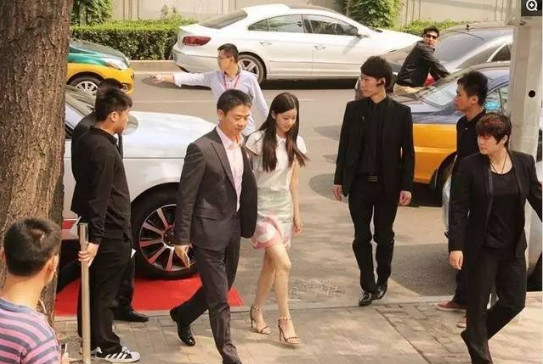 京东老板刘强东和妻子去看岳母 保镖随行保驾