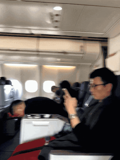 网友坐飞机偶遇baby母子俩,小海绵全程都是这个表情