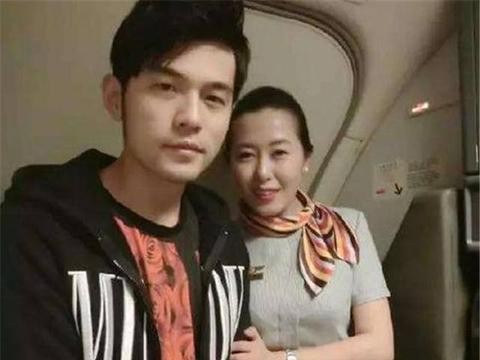 这3个男星出行都是豪车，和空姐合照时，只有他把手伸向了空姐！
