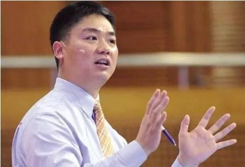 京东老板刘强东和妻子去看岳母 保镖随行保驾 四百万坐骑更霸气