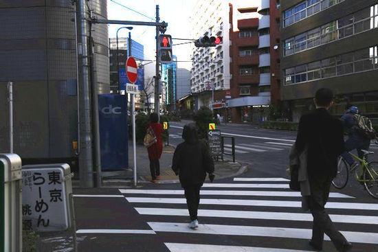 行人闯红灯主责, 看看日本的交通法规, 我们仍需