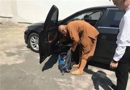 又见一和尚开豪车，称自己开腻了宝马5系，准备换300万的奔驰！