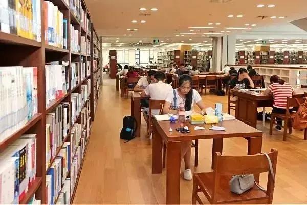图书馆里经常能看见小情侣,或者一起做作业,或者一起看看书,在这个没