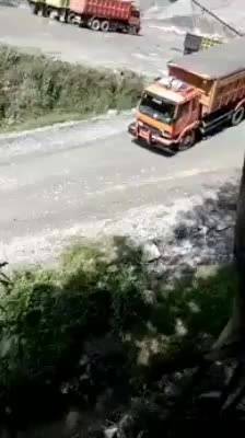 卡车在运输途中开启变形模式  直播车市车友会全球车市  ​