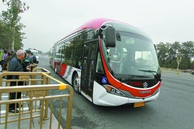 首批中国红新能源公交长安街开跑 配置新风系统
