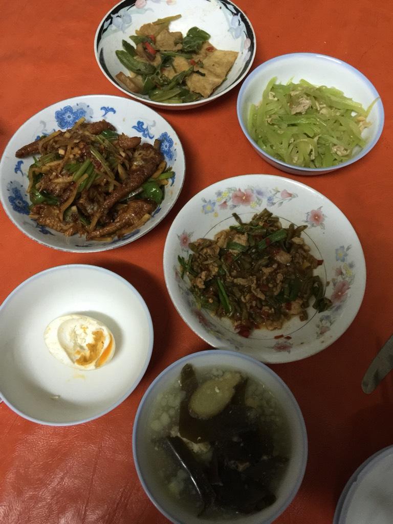 坐月子的时候婆婆给我拿剩菜剩饭吃,还说这样吃有营养!
