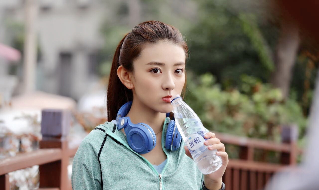 因出演雷人网剧而被关注，梁洁撞脸乔欣却被邢昭林抢了风头