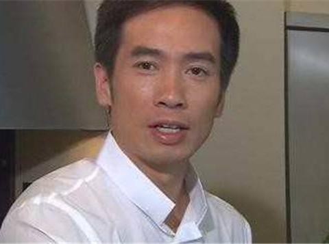 他长得不英俊，但娶到了港姐，今46岁坐豪车出行，老婆胖成这样！