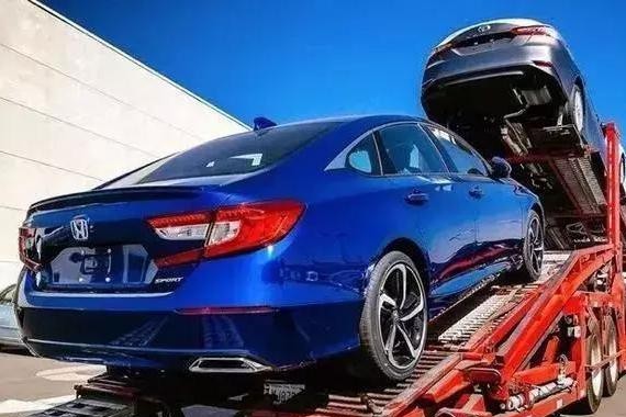 十代雅阁运往4S店，颜值比思域高，凯美瑞没上市就遇对手！