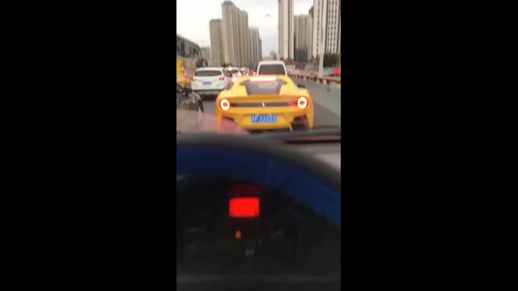 路上偶遇一台超级跑车，看了我的车后我直接熄火拔了钥匙