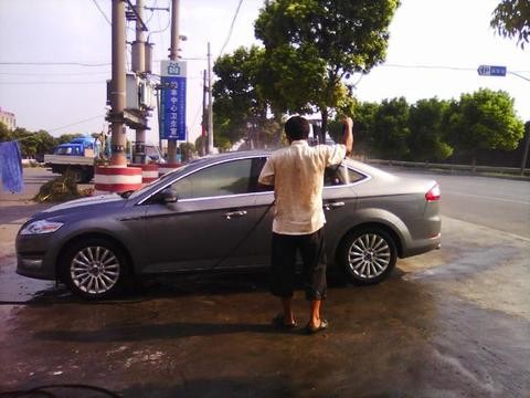 洗车后的一个小习惯，其实很损伤轮胎，很多老司机都中招了