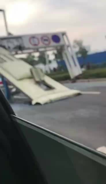 客车超高过限高牌把车顶刮掉 司机啊！自己车多高你不知道吗？目前不知伤亡情...