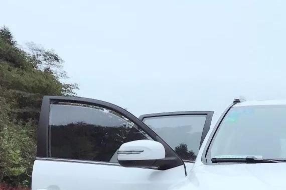 美女小编当车模 开远景SUV玩转土家寨