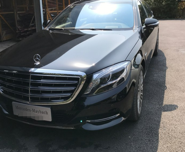 奔驰迈巴赫S400,花800换一个迈巴赫车标,车身