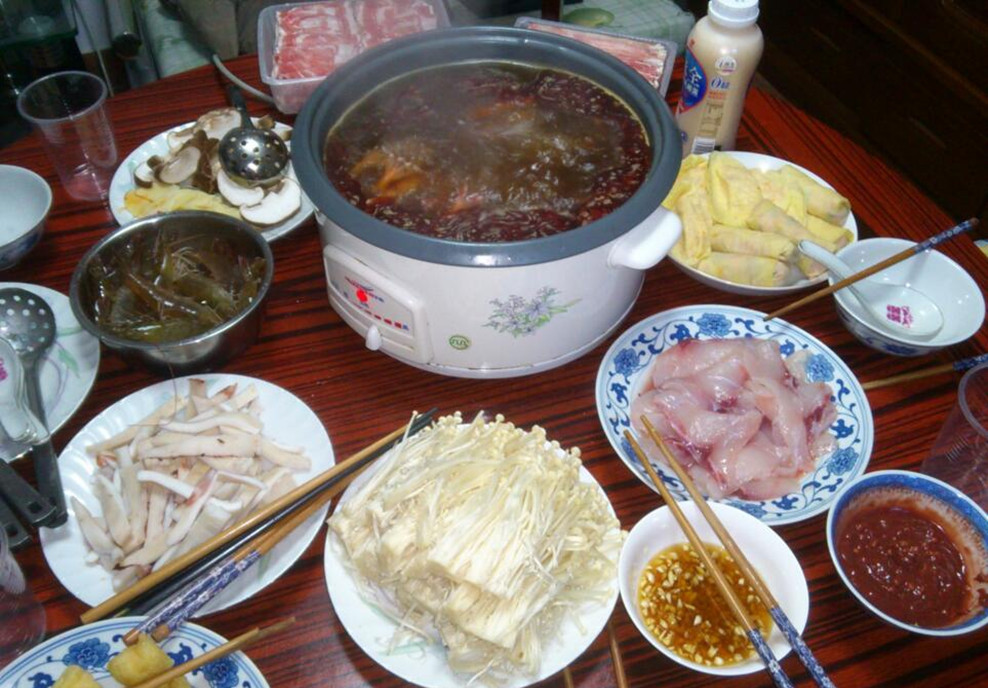 25岁的我做了两年直播,却用农村的火锅招待了好多客人