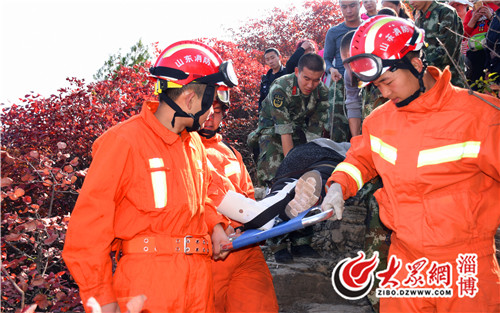 游客登山赏红叶崴脚被困 消防官兵抬担架救人