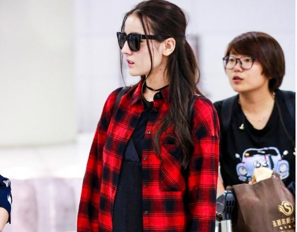 最美时尚明星迪丽热巴,时尚又大气!