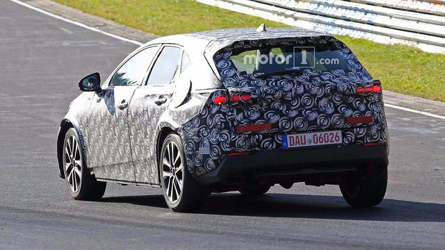 新能源汽车先行者普锐斯要出新款了,丰田普锐斯V谍照首次被曝