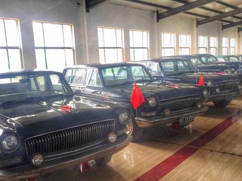市民收藏三百辆绝版车，聘请3人擦车，造了几千平的仓库