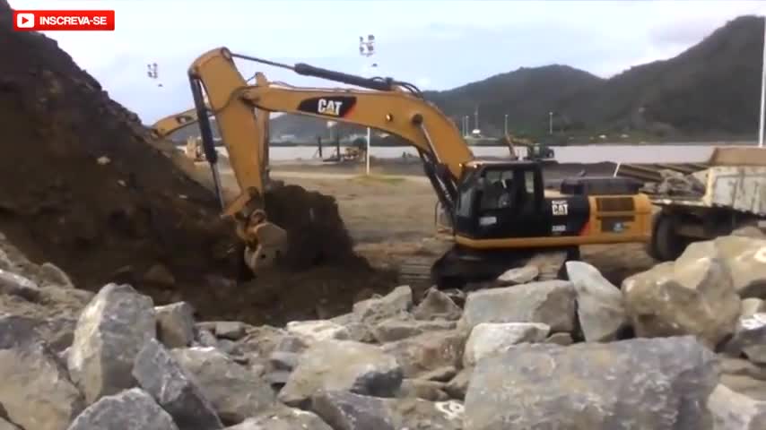 挖掘机这样给卡车装大岩石，难怪大车司机不敢刹车，也刹不住车！