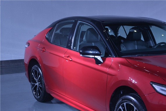 有丰巢TNGA背书，彻底换代的第八代凯美瑞，运动又有趣