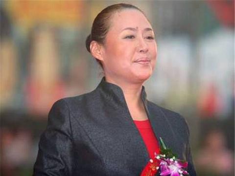她二婚遭家暴，为拍戏选择流产，今67岁三婚找到幸福，开上豪车！