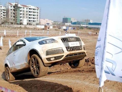 提车三个月的奥迪Q7停路旁，车窗被砸，车主看到后傻眼了