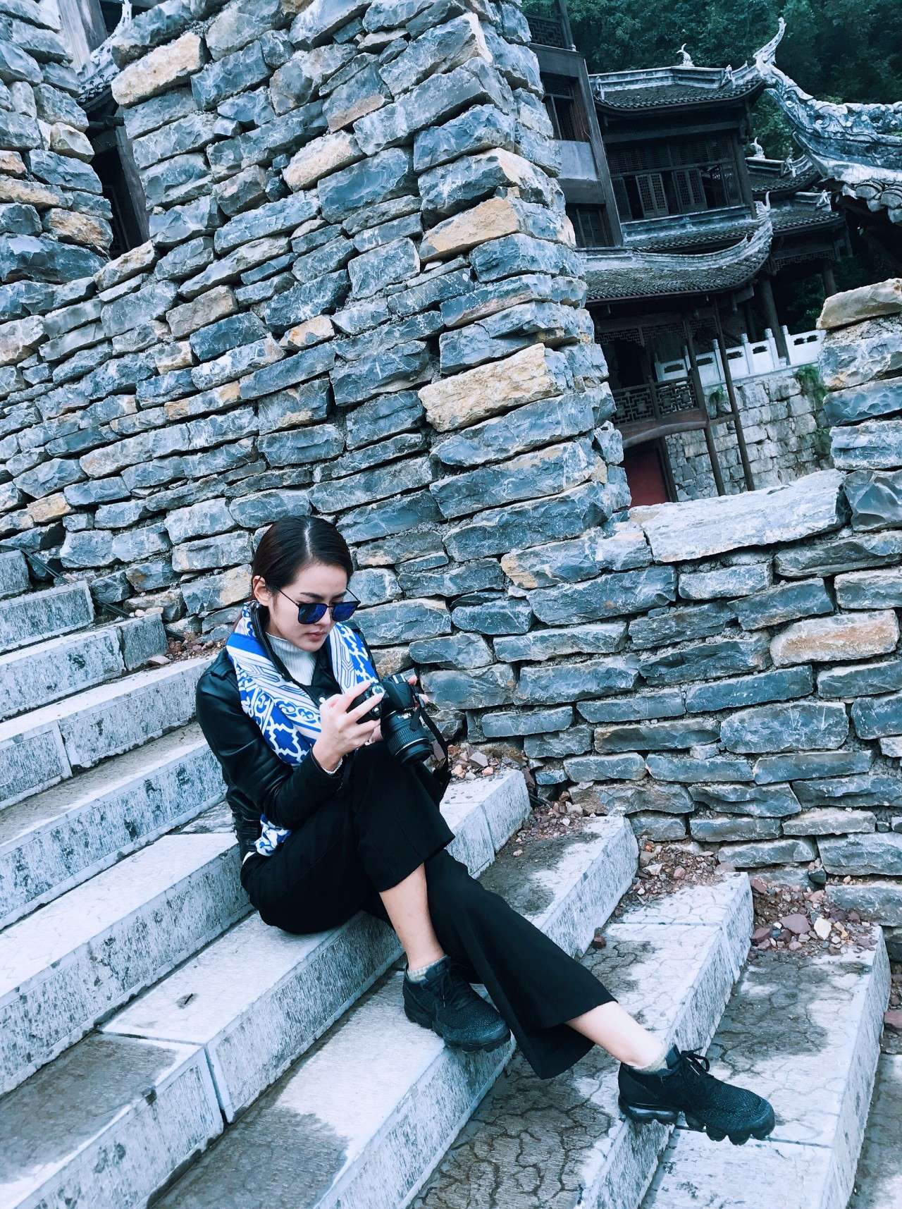 美女小编当车模开美女SUV玩转土家寨财经远景新浪图片