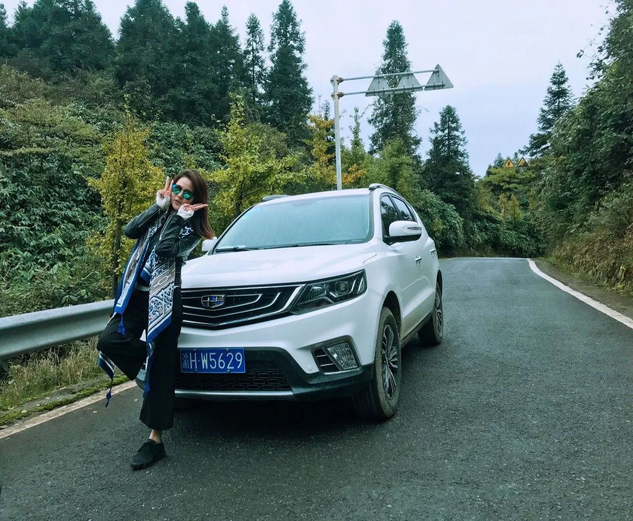 车模小编当远景开美女SUV玩转土家寨显瘦美女的图片