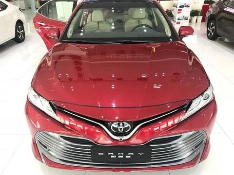 我能把方向盘摸出水来！体验全新凯美瑞，外观激进内饰最成功