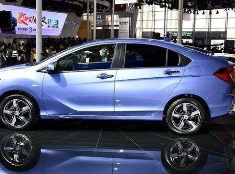 10万级家轿怎么选？一公里油耗才3毛，颜值秒杀朗逸，掀背造型