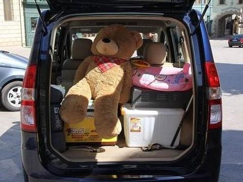 五菱宏光车里都装什么？一打开行李厢连埃尔法都服了