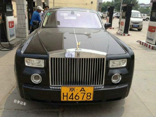 落地100多万的客车,挂京A99999,迈巴赫和劳斯