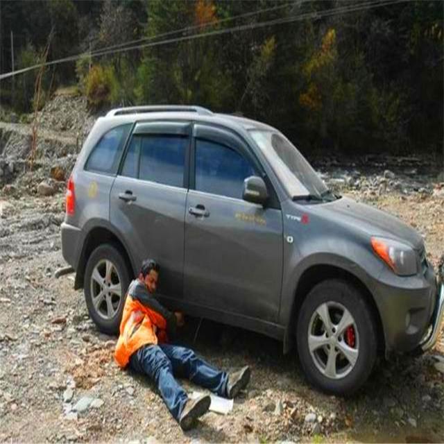 没有千斤顶怎么换轮胎? 一个人自驾路上已经失