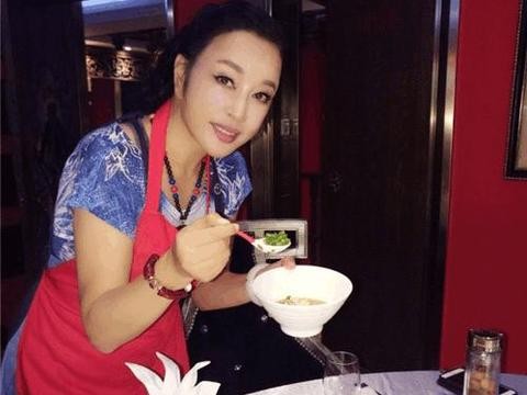 62岁女神开火锅店 装修比她的豪车还豪华