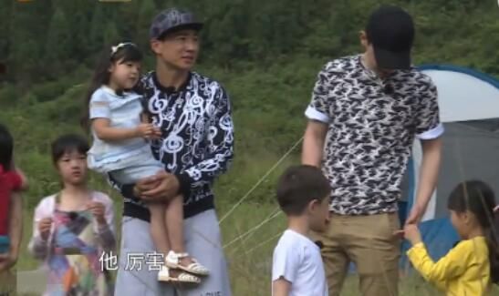 刘畊宏为躲嗯哼紧抱小泡芙，杜江再曝嗯哼撩妹趣事​