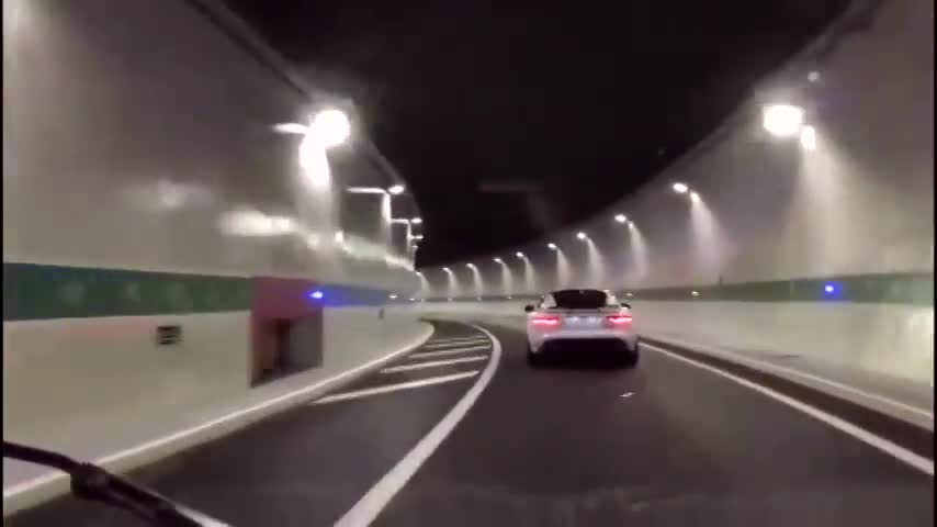 价值200万的捷豹跑车，听到排气筒的声浪感觉这钱花的太值了
