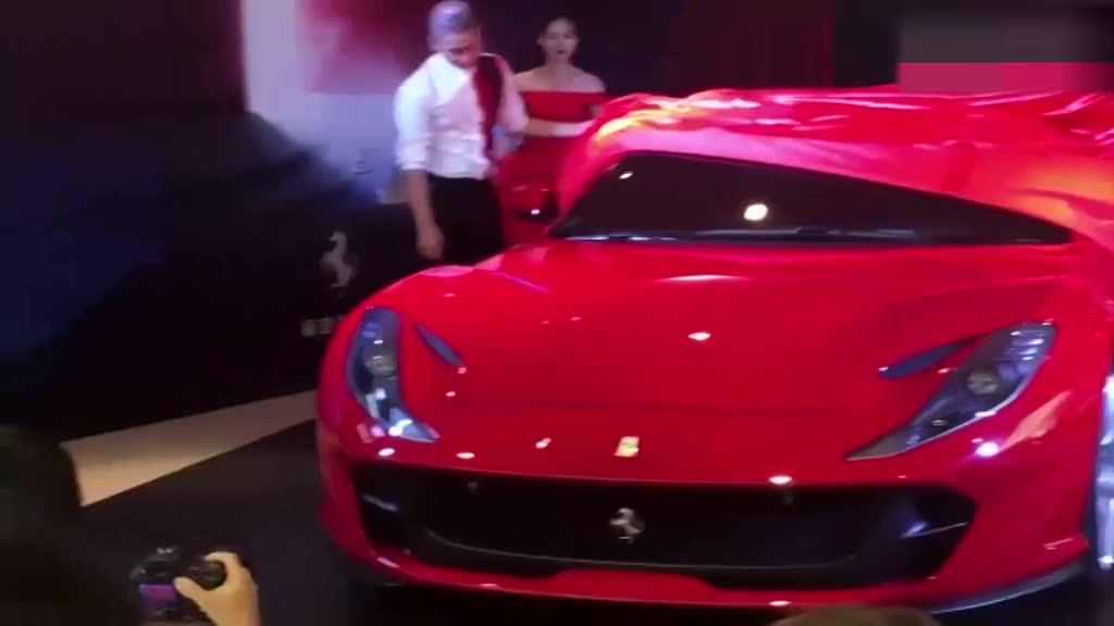 撕开遮车布那一刻，才明白什么叫顶级跑车！