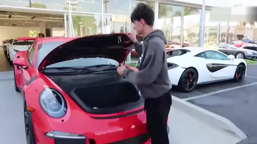 弟弟送给哥哥一辆保时捷跑车，打开后备箱以后哥哥懵了！