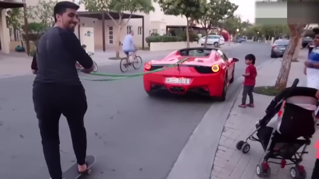 小伙被法拉利跑车拉着玩滑板车，十秒钟后当场懵圈了！